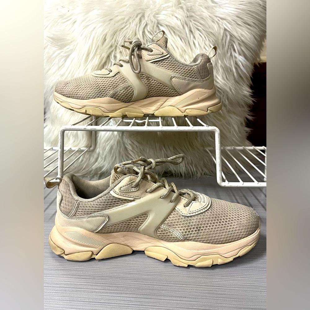 Sketchers sneakers